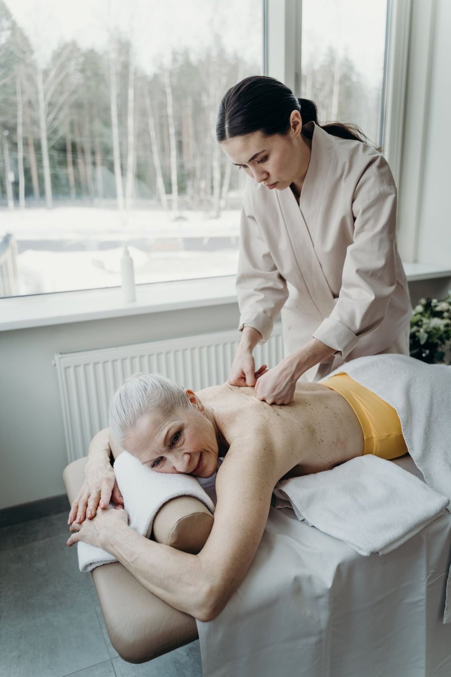 Femme souriante recevant un massage doux du dos