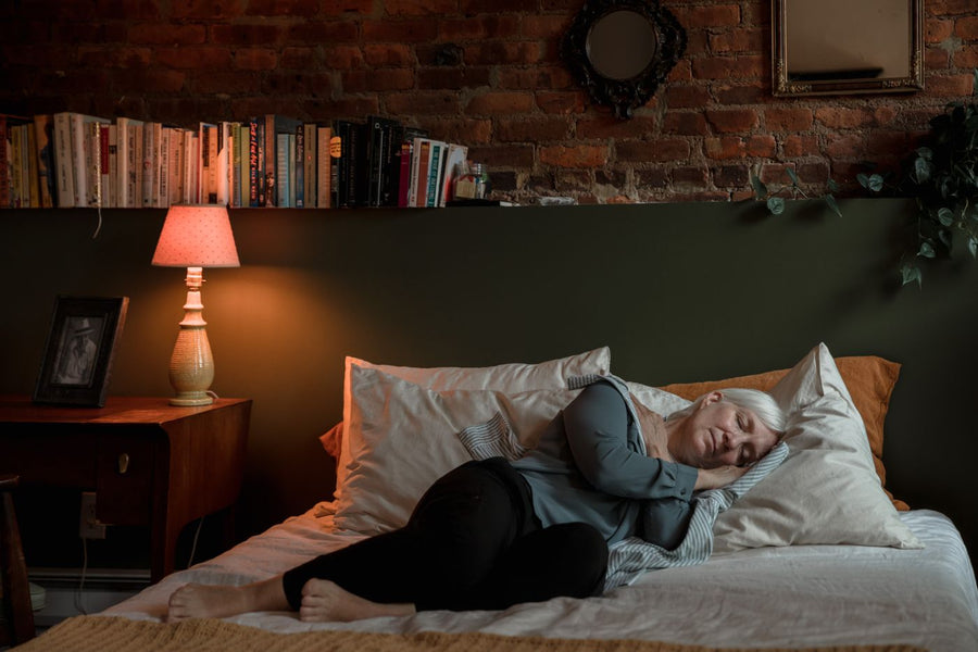 Femme dormant paisiblement dans une chambre chaleureuse